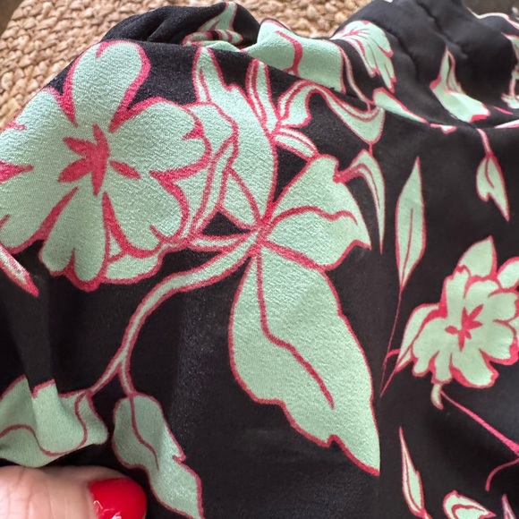 THML vibrant floral blouse size medium like new 🌺 - Picture 6 of 9